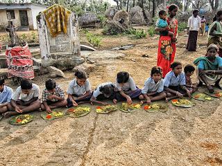 Distribución de alimentos en Chinnapuram Village, Andhra Pradesh