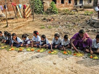 Distribución de alimentos en Chinnapuram Village, Andhra Pradesh