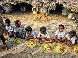 Distribución de alimentos en Chinnapuram Village, Andhra Pradesh