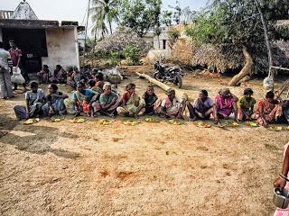 Distribución de alimentos en Chinnapuram Village, Andhra Pradesh