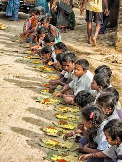 Distribución de alimentos en Chinnapuram Village, Andhra Pradesh