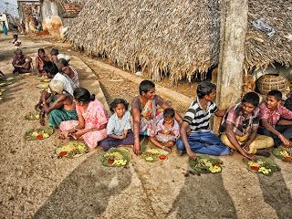 Distribución de alimentos en Chinnapuram Village, Andhra Pradesh
