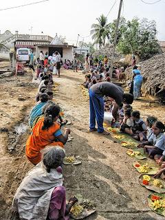 Distribución de alimentos en Chinnapuram Village, Andhra Pradesh