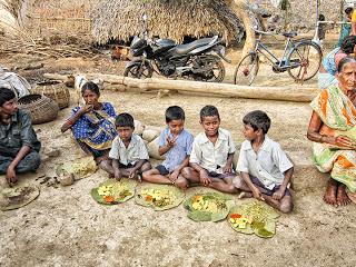 Distribución de alimentos en Chinnapuram Village, Andhra Pradesh