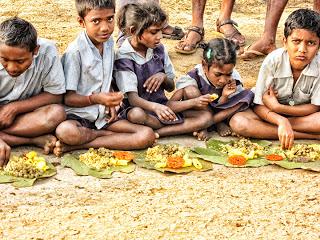 Distribución de alimentos en Chinnapuram Village, Andhra Pradesh
