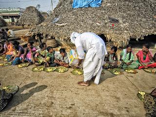 Distribución de alimentos en Chinnapuram Village, Andhra Pradesh