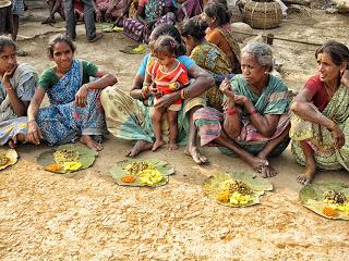 Distribución de alimentos en Chinnapuram Village, Andhra Pradesh