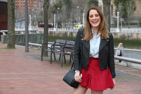 Outfit con biker de cuero negra