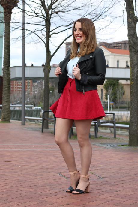 Outfit con biker de cuero negra