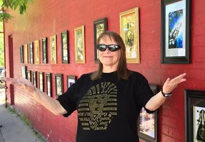 Laura Givens y Hadrosaur Productions