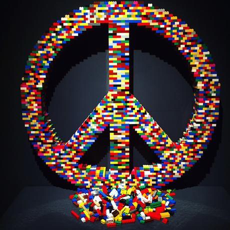 Peace-The-Art-of-the-brick