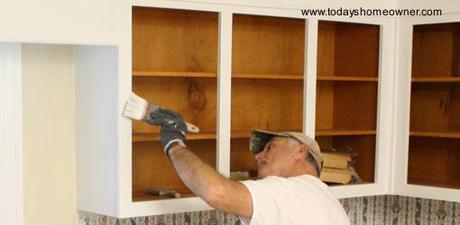 Pintura de los gabinetes de cocina.