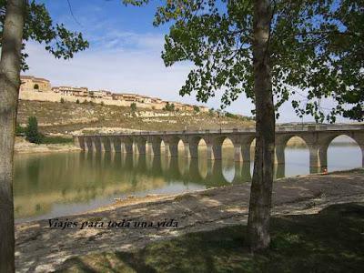 El pueblo amurallado de Maderuelo, en la provincia de Segovia