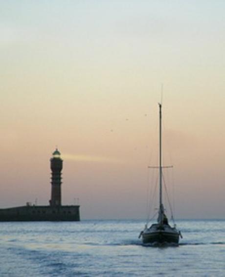 Barco guiado por un faro