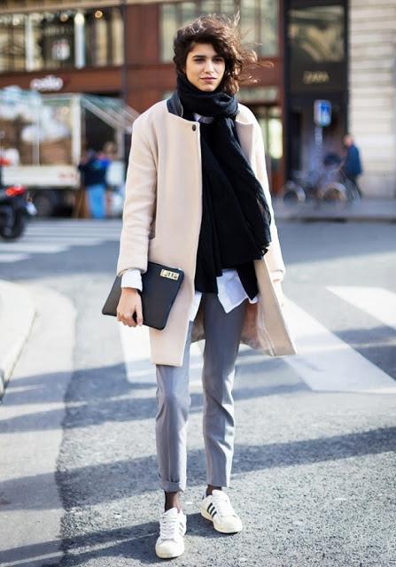 STREET STYLE INSPIRATION; SNEAKERS.-