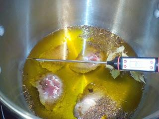 Carrilleras confitada a las finas hierbas