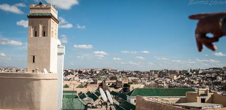 ¿Crees en el amor? Una mano señala una mezquita ¿Crees en el amor? Una mano señala una mezquita