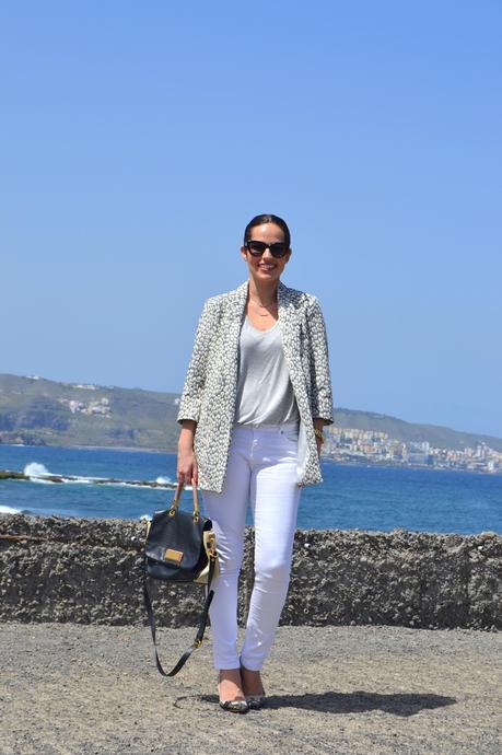 zara-printed-leo-blazer-white-jeans-soft-outfit-street-style