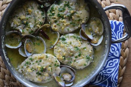 Merluza en salsa verde con almejas y algo sobre una tal Plácida