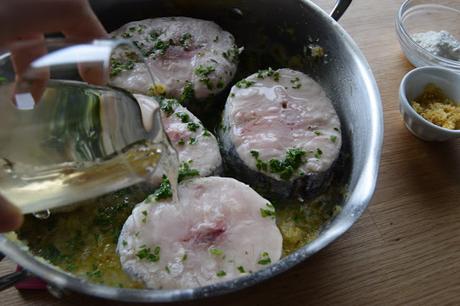 Merluza en salsa verde con almejas y algo sobre una tal Plácida