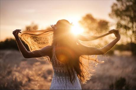 mujer mirando al sol