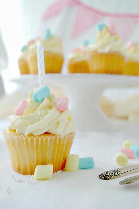 Cupcakes sorpresa de almendra con crema de yuzu - Una galleta, un cuento - Marzo - La Bella durmiente Cupcakes sorpresa de almendra con crema de yuzu - Una galleta, un cuento - Marzo - La Bella durmiente