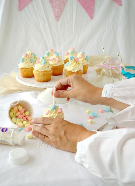 Cupcakes sorpresa de almendra con crema de yuzu - Una galleta, un cuento - Marzo - La Bella durmiente Cupcakes sorpresa de almendra con crema de yuzu - Una galleta, un cuento - Marzo - La Bella durmiente