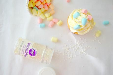 Cupcakes sorpresa de almendra con crema de yuzu - Una galleta, un cuento - Marzo - La Bella durmiente Cupcakes sorpresa de almendra con crema de yuzu - Una galleta, un cuento - Marzo - La Bella durmiente