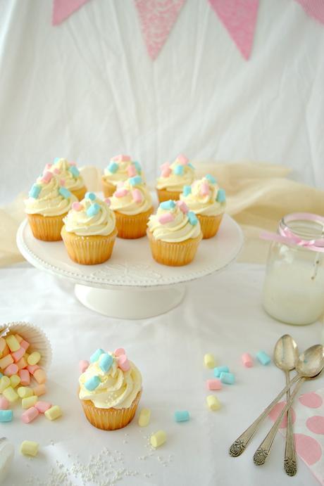 Cupcakes sorpresa de almendra con crema de yuzu - Una galleta, un cuento - Marzo - La Bella durmiente Cupcakes sorpresa de almendra con crema de yuzu - Una galleta, un cuento - Marzo - La Bella durmiente