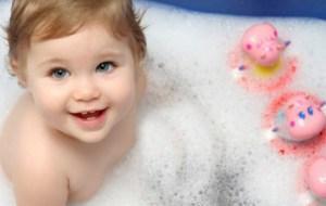 ¿Qué jabón debo usar para bañar a mi bebé?
