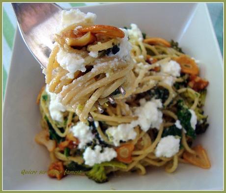 Espaguetis con espinacas, brócoli, requesón, y pesto de nueces.