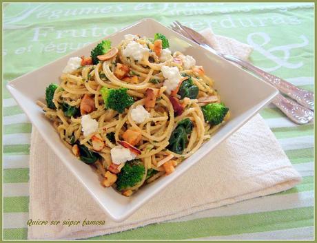 Espaguetis con espinacas, brócoli, requesón, y pesto de nueces.