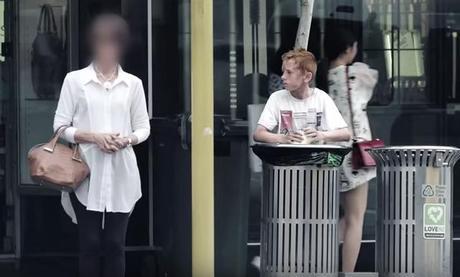 Esta cámara oculta muestra las reacciones de la gente al ver un niño rebuscando en la basura