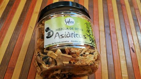 Pizza con alcachofas y setas asiáticas