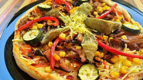 Pizza con alcachofas y setas asiáticas