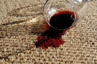 ¿Cómo eliminar las manchas de vino tinto?