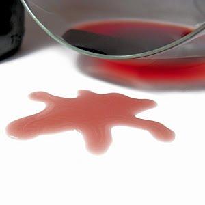 ¿Cómo eliminar las manchas de vino tinto?