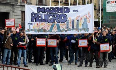 Los bomberos madrileños parodian al alcalde.