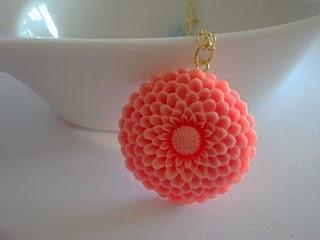 COLLAR CRISANTEMO ROSA BEBÉ Y CELESTE