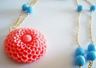 COLLAR CRISANTEMO ROSA BEBÉ Y CELESTE