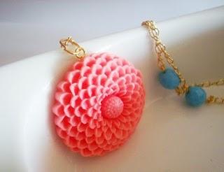 COLLAR CRISANTEMO ROSA BEBÉ Y CELESTE