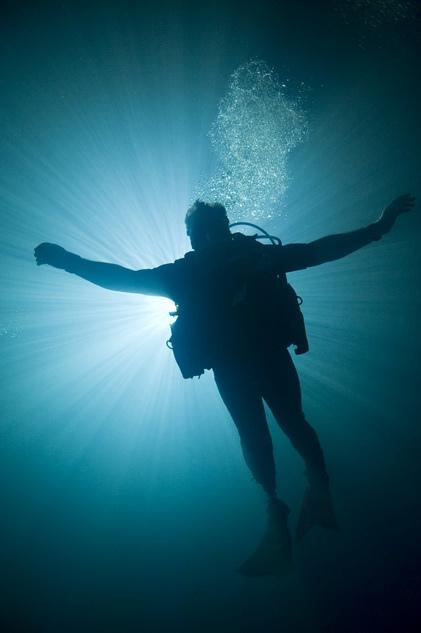 “SANCTUM” (“El santuario”) – Imágenes, póster y trailer de la aventura submarina  producida por James Cameron