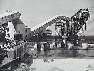 El Komet bombardea las instalaciones de fosfato en Nauru - 27/12/1940.