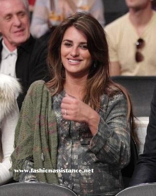 Penélope Cruz y Javier Bardem en el estadio de los Lakers, en Los Angeles. Analizamos su look