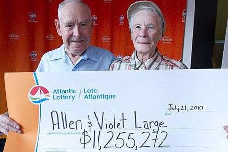 Allen y violet Large posan con el cheque de su premio. | Dailymailonline
