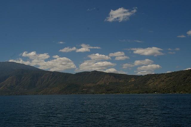 Lago de Coatepeque, calma transparente