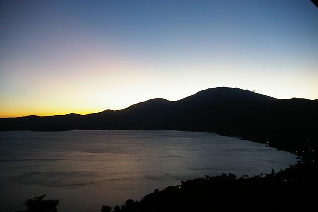 Lago de Coatepeque, calma transparente