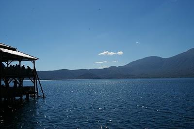 Lago de Coatepeque, calma transparente
