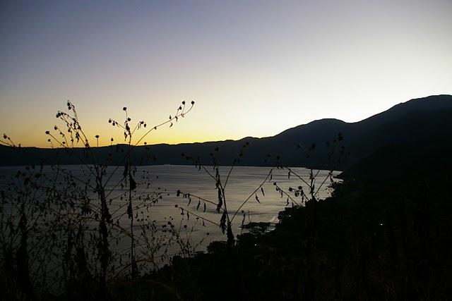 Lago de Coatepeque, calma transparente