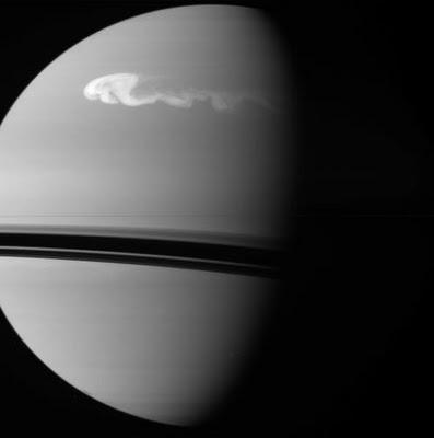 Cassini observa enorme tormenta blanca en Saturno